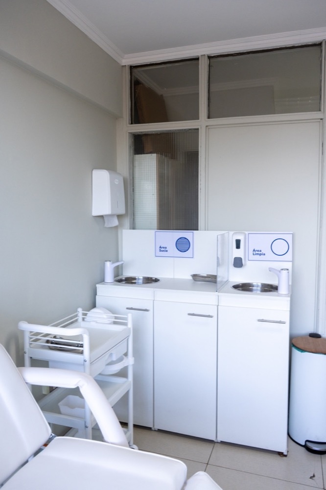 Área de recepción principal de Centro Auditus con diseño moderno y acogedor