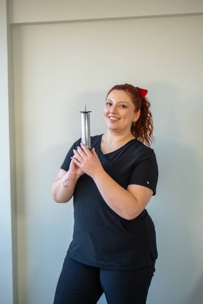 Sala de consulta privada con equipamiento profesional para evaluaciones auditivas